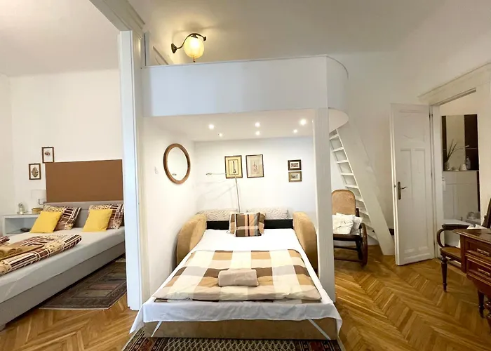 Gold Pearl 2 At St Stephen' S Basilica Budapest